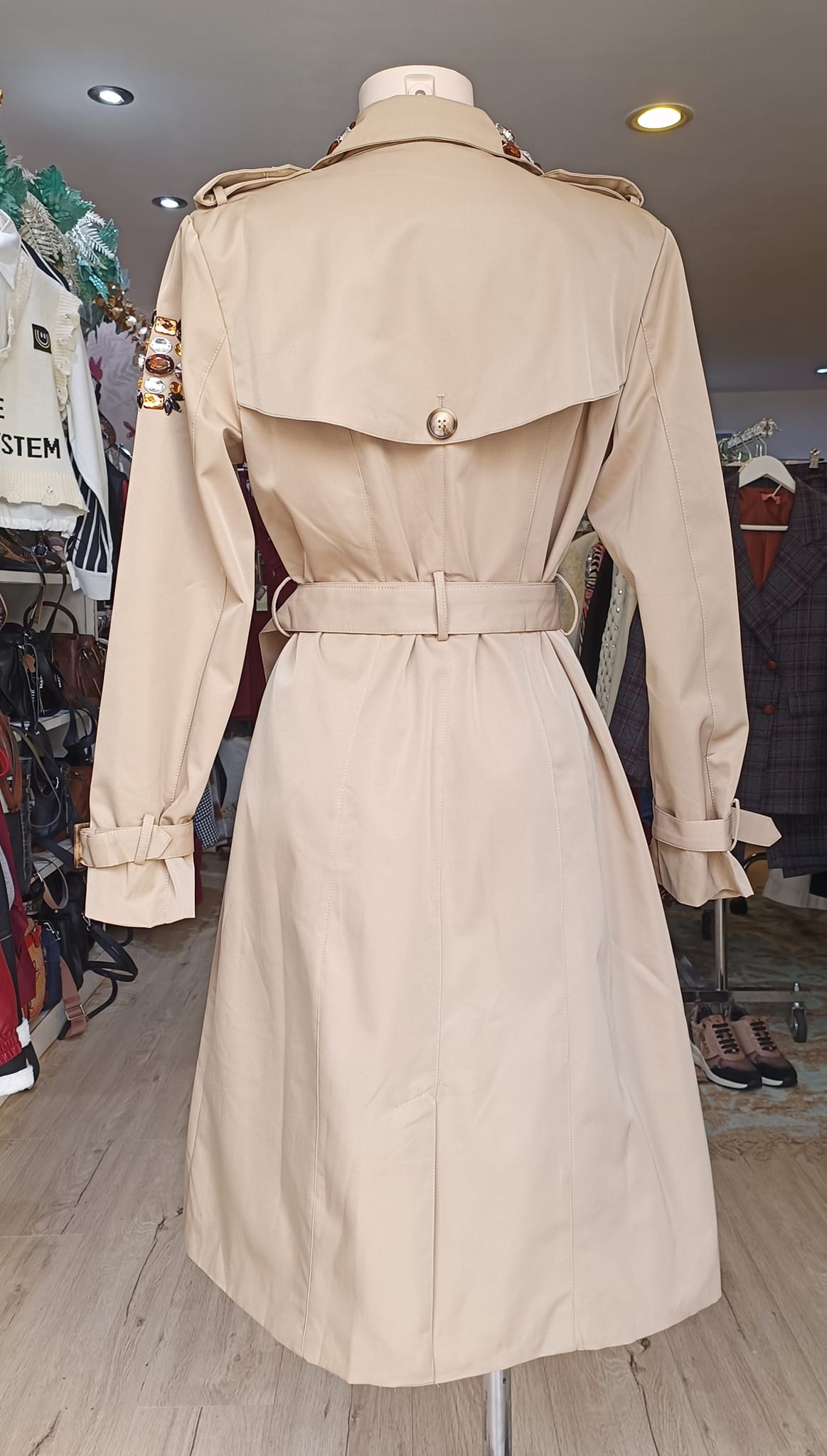 Gabardina con adornos - Imagen 3