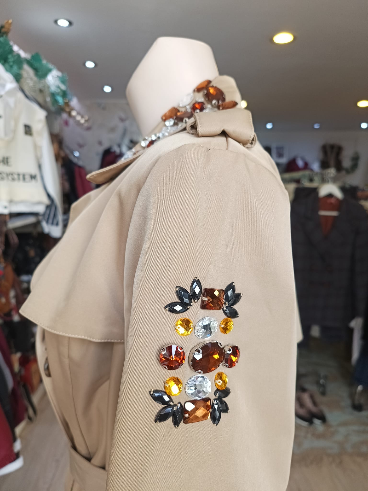 Gabardina con adornos - Imagen 2