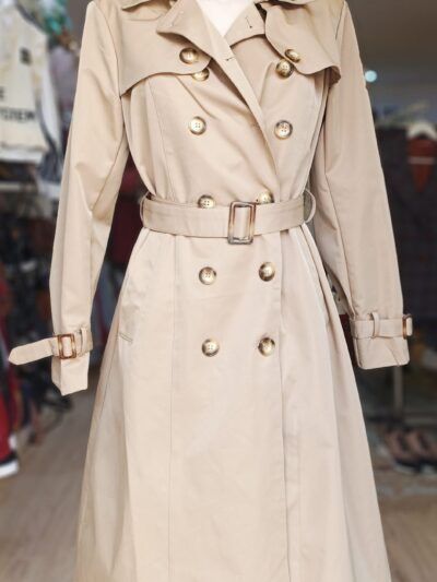 Gabardina con adornos