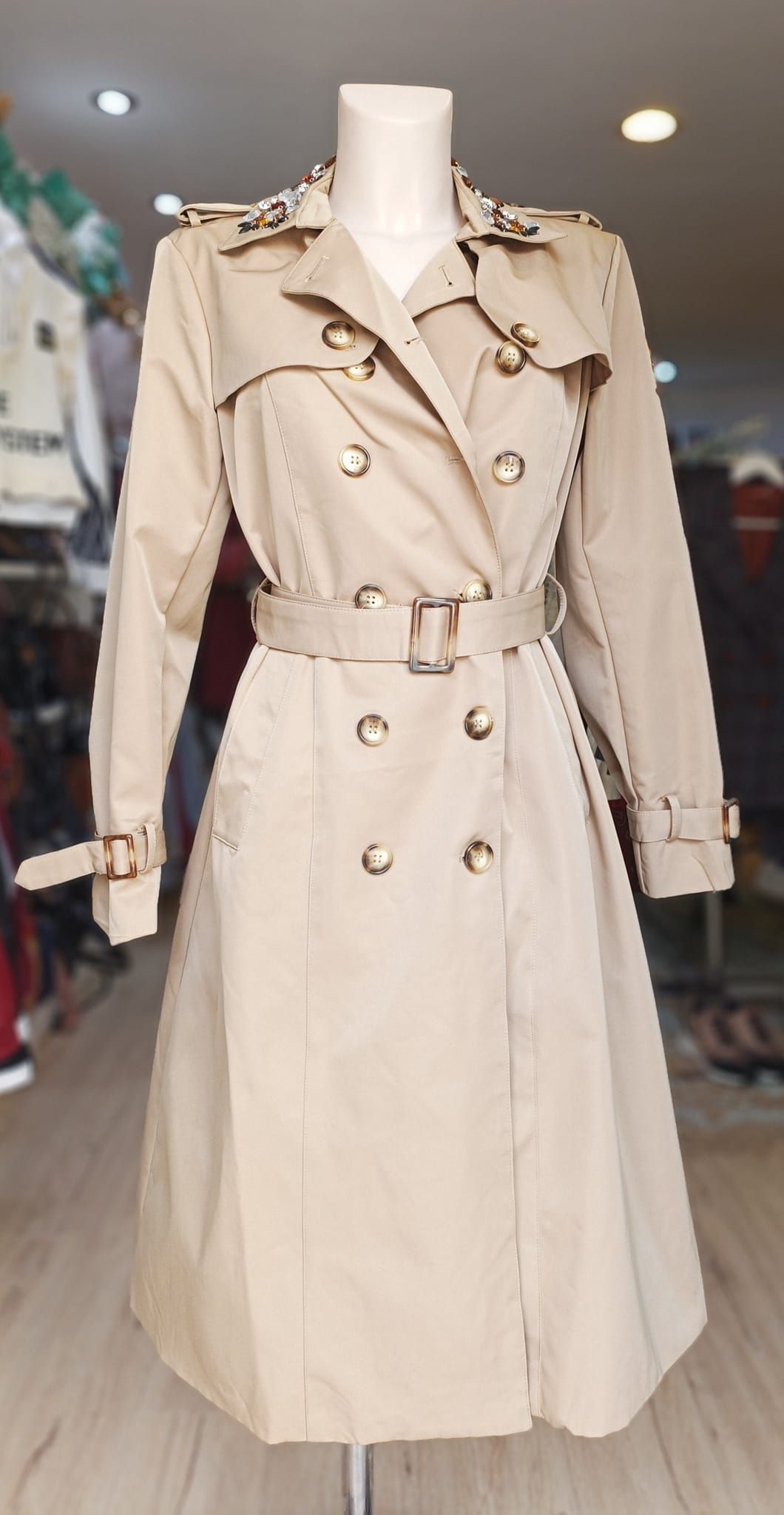 Gabardina con adornos